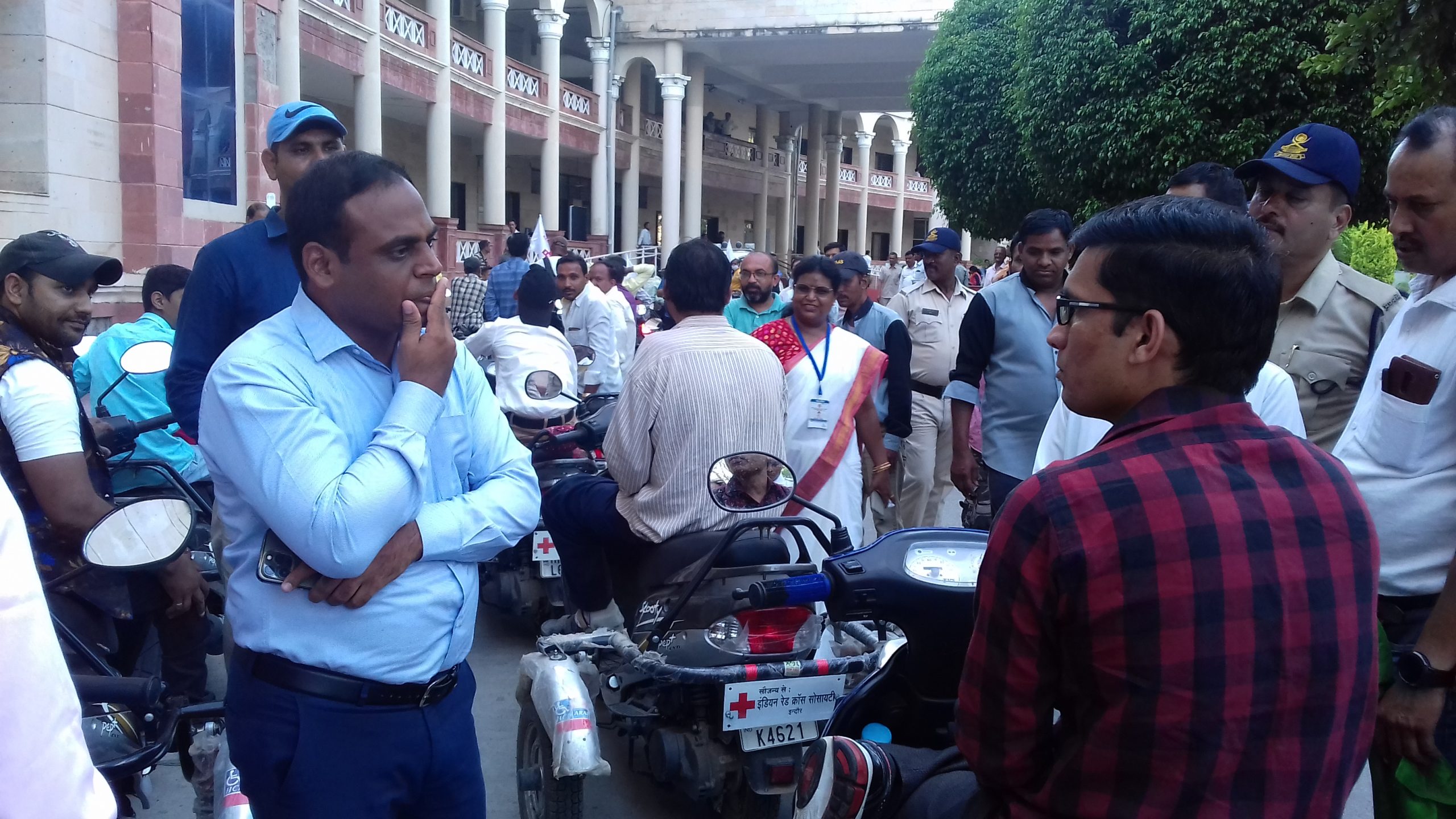कलेक्टर लाए विकलांगो के चेहरे पे मुस्कान