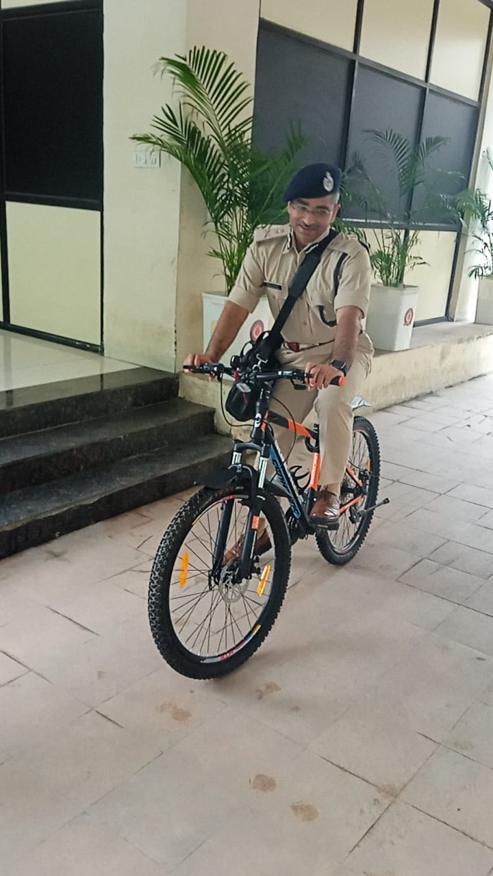 No Car Day पर पुलिस कमिश्नर इंदौर ने साइकिल चला कर, दिया पर्यावरण हितैषी बनने का संदेश।
