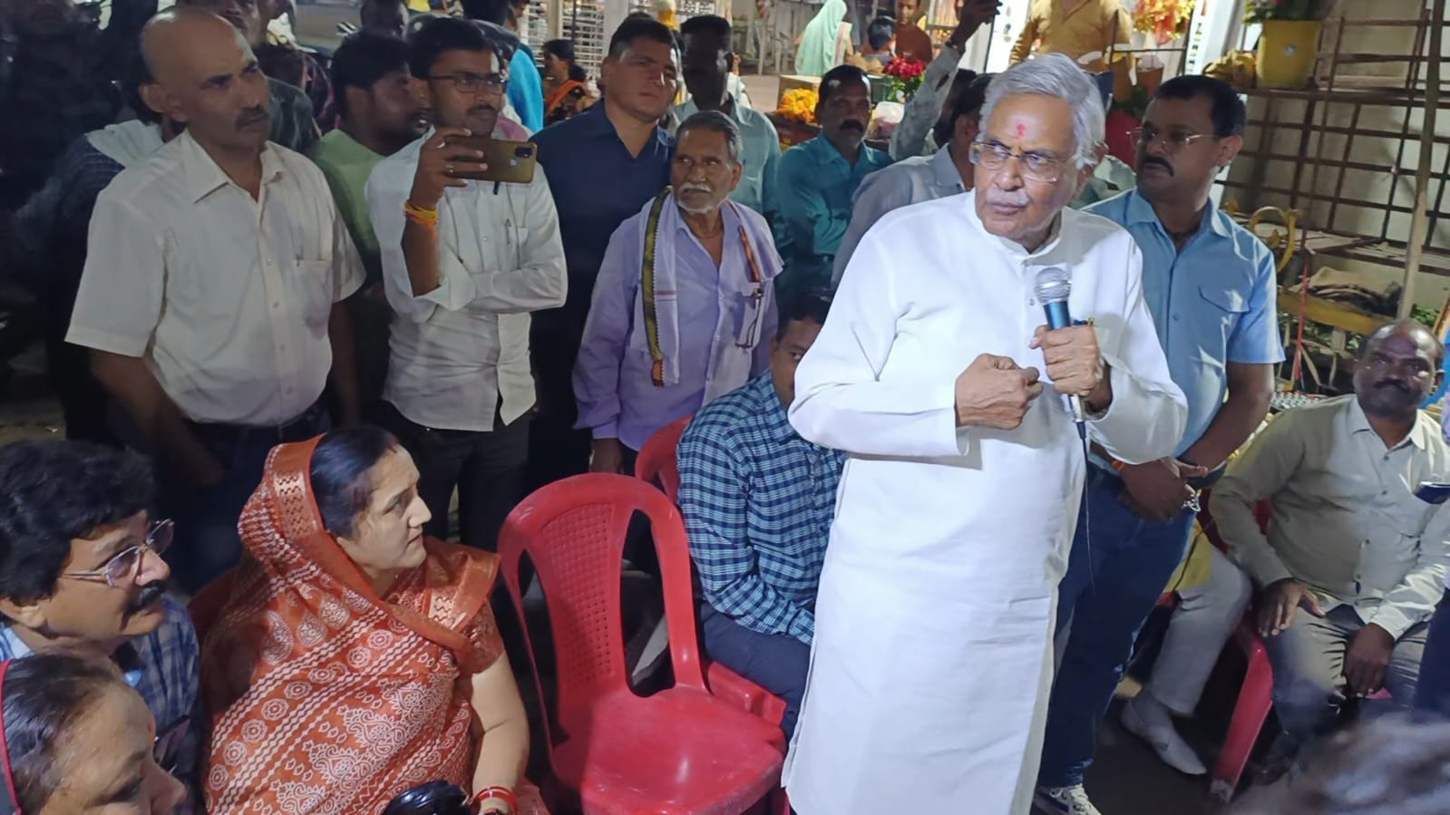 नपा सफाई कर्मियों की हड़ताल विधायक और नपा अध्यक्ष की मध्यस्थता से समाप्त हुई