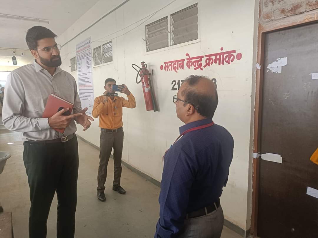 केंद्रीय निर्वाचन प्रेक्षक आर गिरीश ने किया मतदान केंद्रों और स्ट्रांग रूम का निरीक्षण