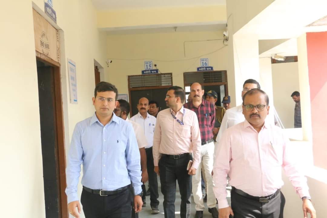 केंद्रीय सामान्य प्रेक्षक आर गिरिश एवं कलेक्टर सिंह ने किया सामग्री जमा केंद्र का निरीक्षण