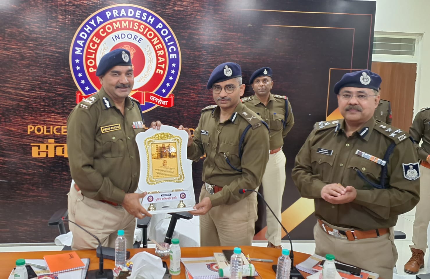 इंदौर संभाग के प्रभारी अधिकारी एडीजीपी जयदीप प्रसाद द्वारा पुलिस अधिकारियों के साथ समीक्षा बैठक।