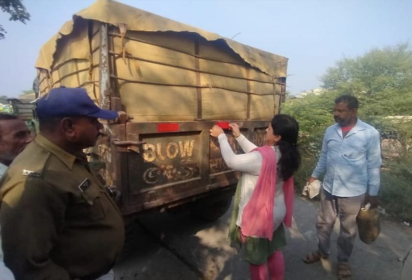 दुर्घटनाओं की रोकथाम के लिए आरटीओ ने लगाए ट्रैक्टर्स में रेडियम