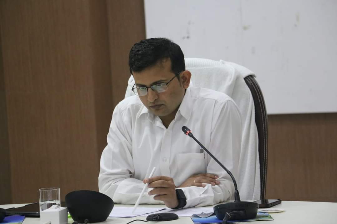 वंचित पात्र व्यक्तियों का सर्वे शीघ्र पूर्ण कर उन्हें लाभान्वित किया जाए : कलेक्टर नीरज कुमार सिंह