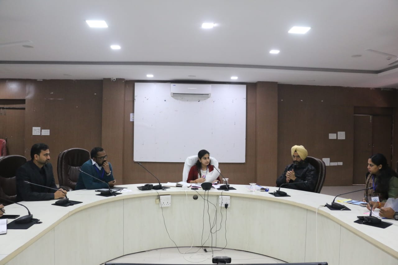 सड़क सुरक्षा के सभी आवश्यक उपाय किए जाए: कलेक्टर  सोनिया मीना