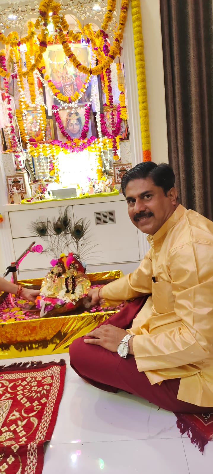स्वप्निल उपाध्याय जी के निज निवास पर भगवान श्री कृष्ण को करवाया गया नौका विहार