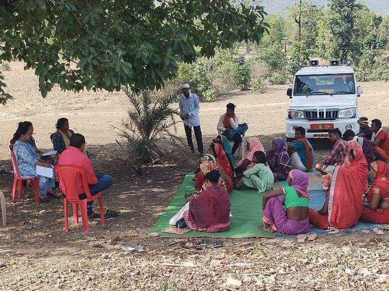 कलेक्टर के निर्देश पर अधिकारी निकले ग्रामों के भ्रमण पर चौपाल लगाकर ग्रामीणों की समस्याएं सुनी