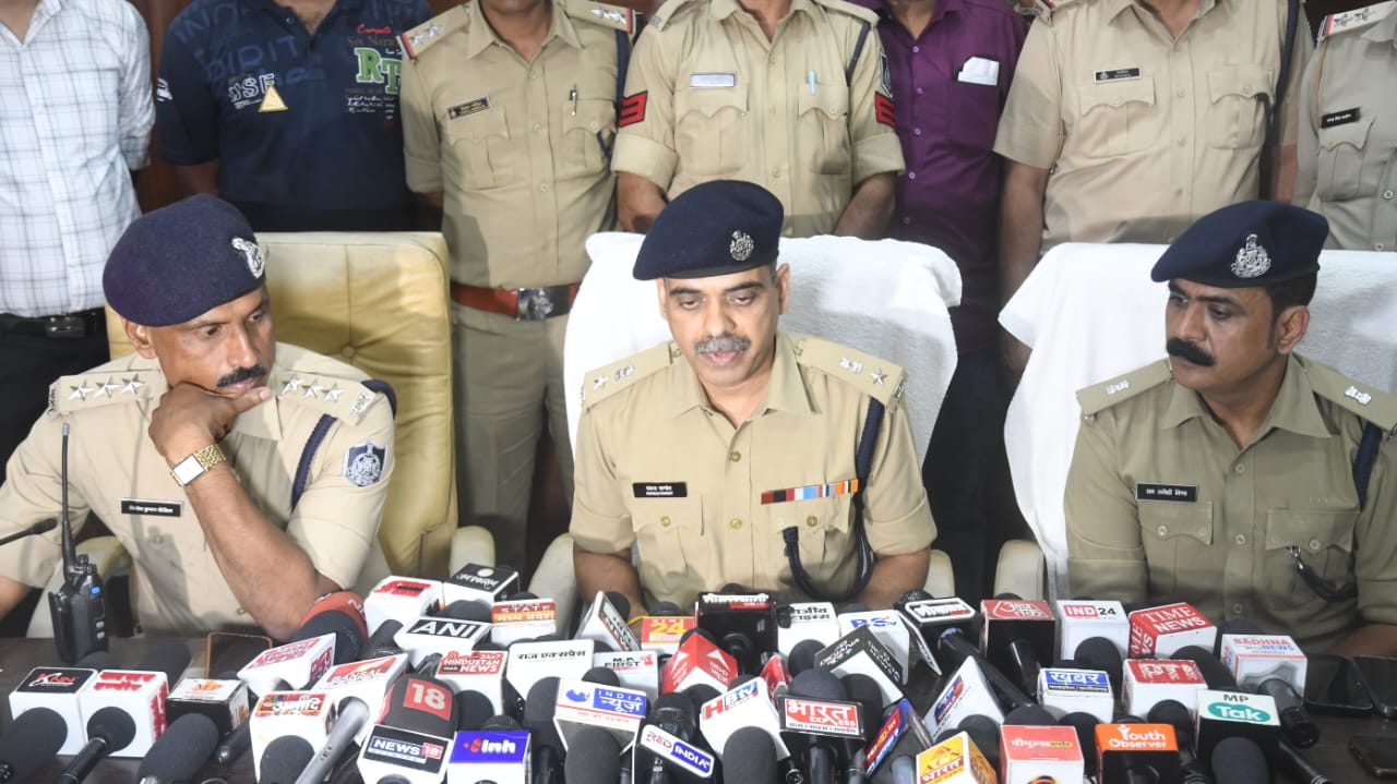 उषा फाटक मोहल्ले में हुए हत्याकांड को अंजाम देने वाले दोनो आरोपी, पुलिस की गिरफ्त में।