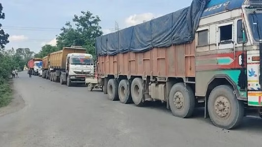 तेज रफ्तार ट्रेलर की चपेट मे आने से साइकिल सवार महिला की मौत