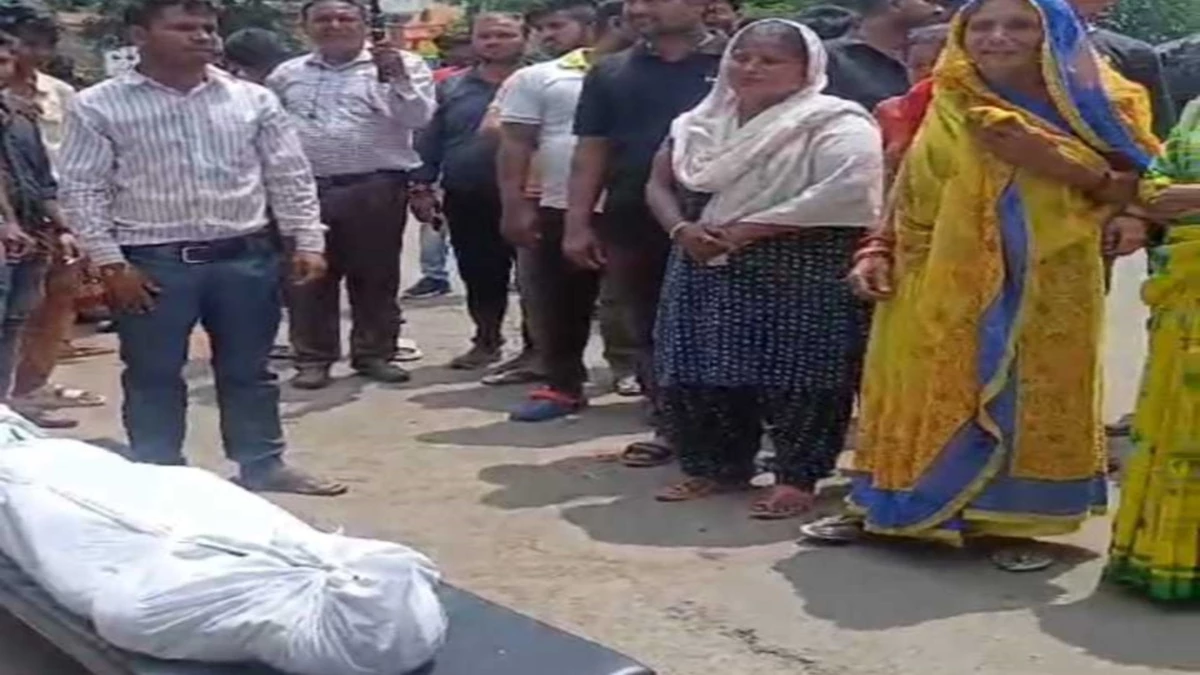 युवक की मौत से गुस्साए स्वजन ने अस्पताल के सामने शव रखकर किया प्रदर्शन, पुलिस बोली – सीसीटीवी फुटेज की कराएंगे जांच