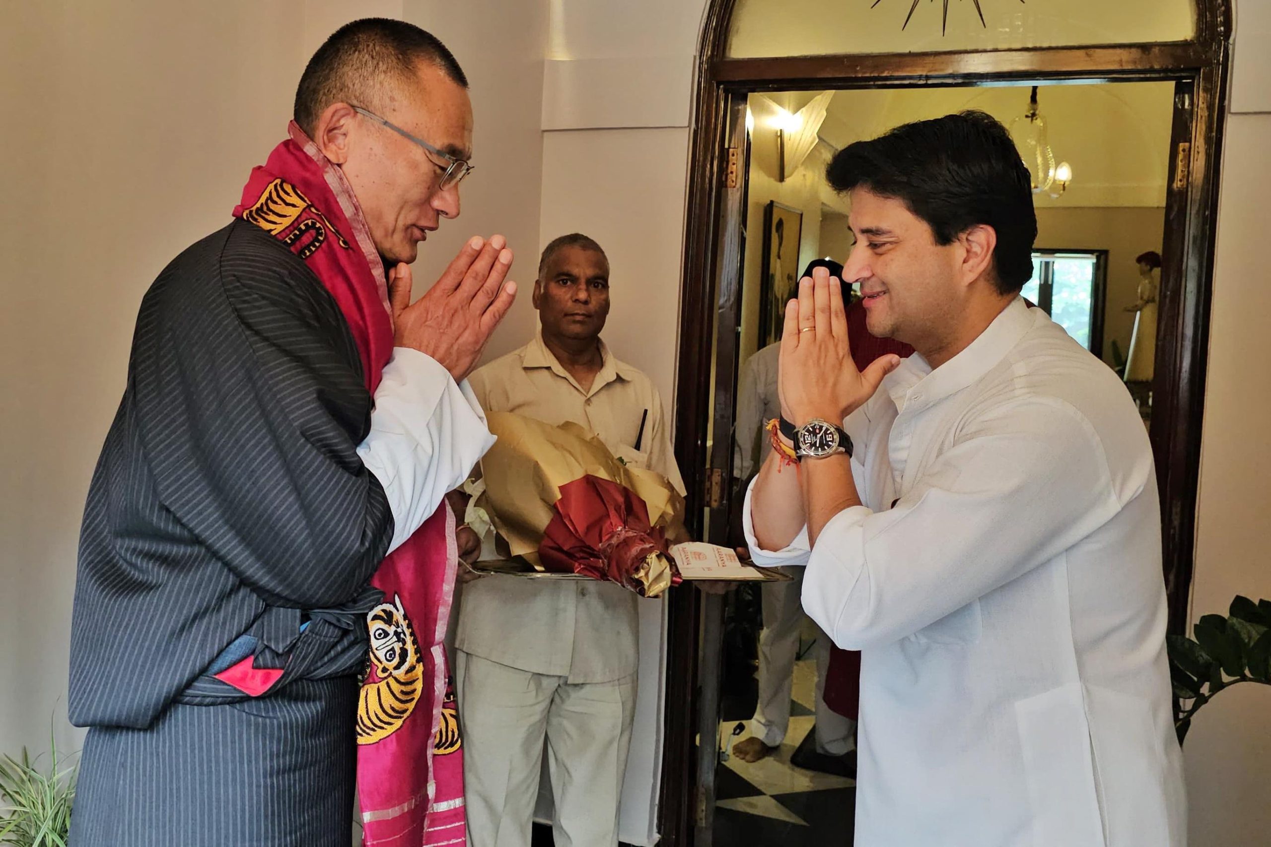 भूटान के प्रधानमंत्री शेरिंग तोबगे से मिले केंद्रीय मंत्री ज्योतिरादित्य सिंधिया, कहा “भारत-भूटान के संबंधों को मजबूत करने के लिए उत्सुक हूं।”