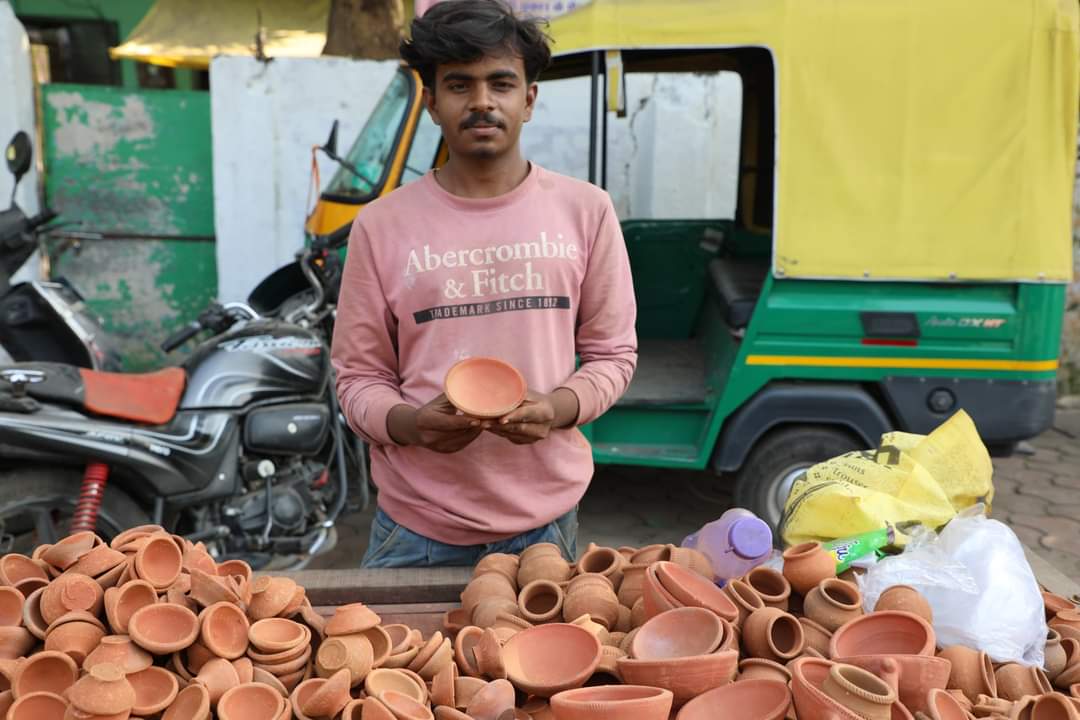 नर्मदापुरम में स्थानीय दुकानदार बेच रहे हैं मिट्टी के दीपक