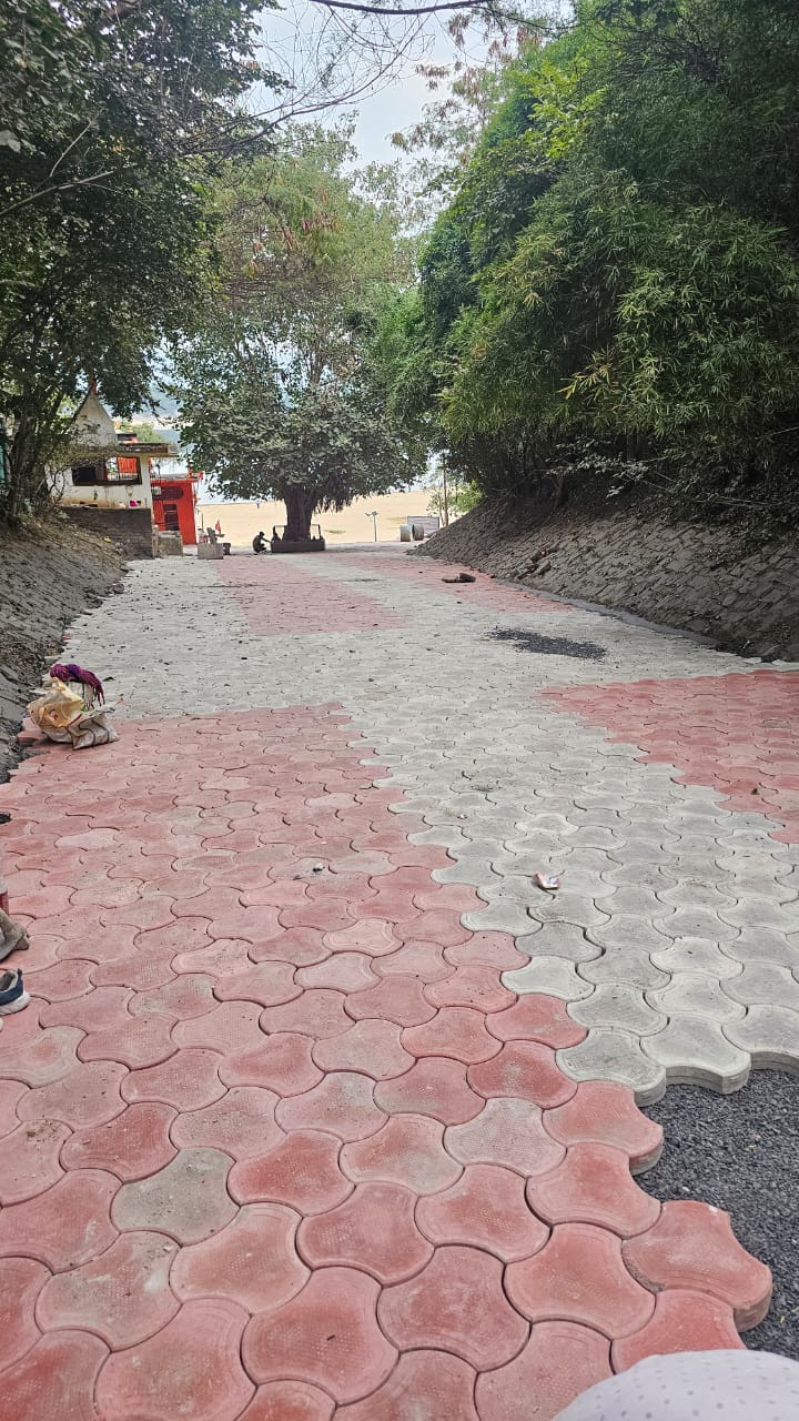 विधायक प्रतिनिधि और पार्षद पति ने नगर पालिका के कार्य की सोशल मीडिया पर की शिकायत
