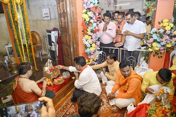 गृहमंत्री विजय शर्मा ने हनुमान मंदिर में पूजा-अर्चना की
