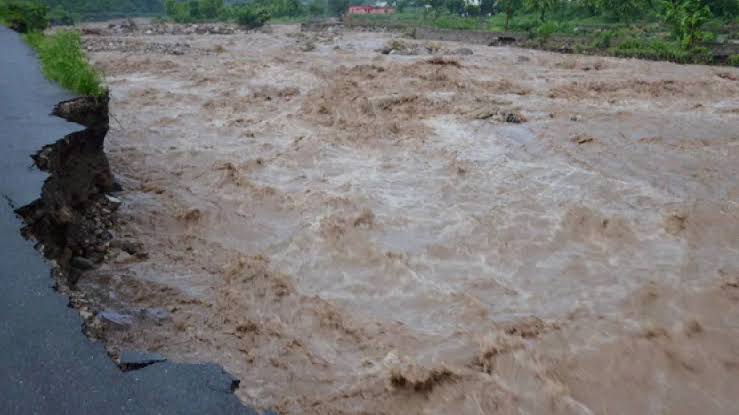 बाढ नियंत्रण कक्ष स्थातपित बाढ नियंत्रण कक्ष के सुचारू संचालन हेतु अधिकारियों एवं कर्मचारियों की लगाई गई ड्यूटी