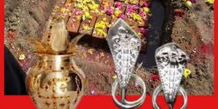 मकान की नींव में सर्प और कलश क्यों गाड़ा जाता है
