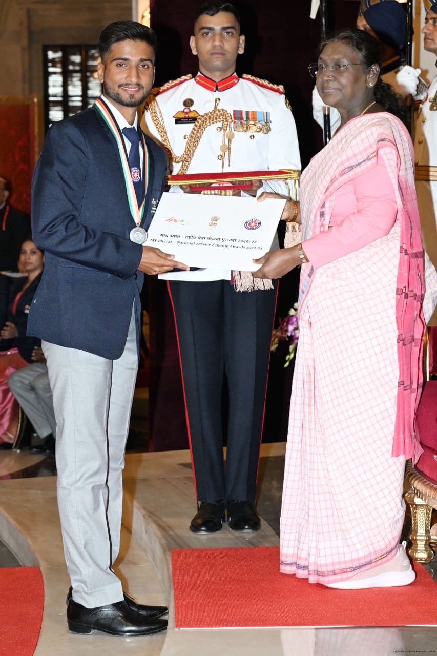 राष्ट्रपति ने एनएसएस के स्वयंसेवक आयुषी सिन्हा एवं सौमित दुबे को किया पुरस्कृत