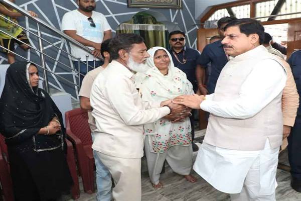 मुख्यमंत्री डॉ. यादव ने परासिया में प्रभावित परिवारों के घर जाकर की मुलाकात