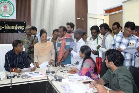 जनदर्शन में प्राप्त आवेदन के निराकरण के लिए फील्ड पहुंचे कलेक्टर