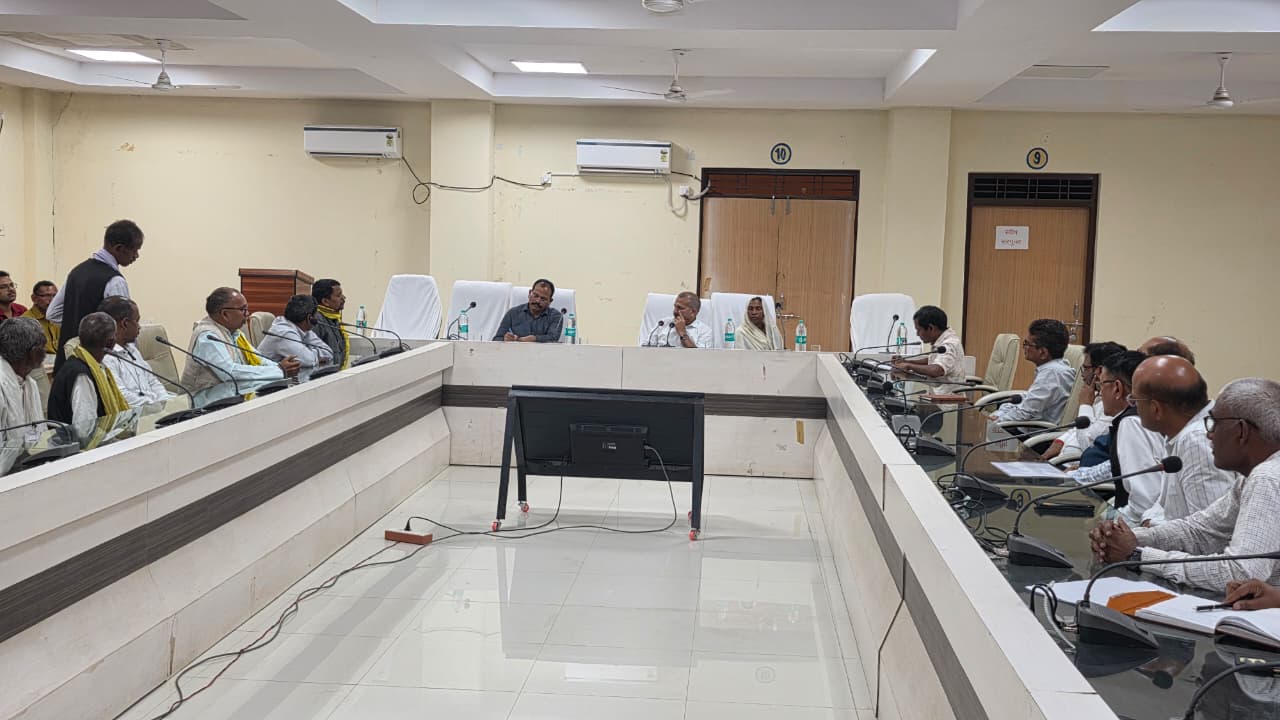 कलेक्टर ने ग्रामीणों की मांगों पर न्यायसंगत मुआवजा, रोजगार व पुनर्वास नीति के पालन के दिए निर्देश
