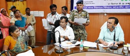 कलेक्टर ने संवेदनशील पूर्वक जनसामान्य की सुनी शिकायत व समस्याएं