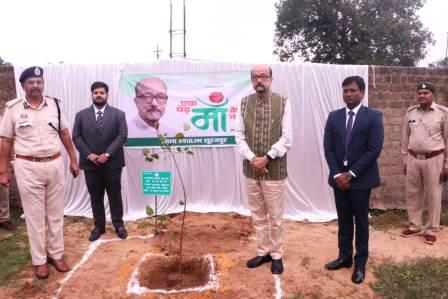 राज्यपाल डेका ने जिला स्तरीय और आकांक्षी ब्लॉक स्तरीय अधिकारियों से मंगल भवन प्रतापपुर में किया संवाद