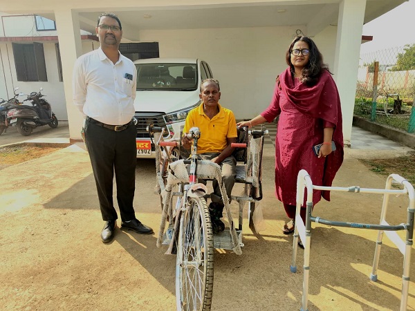 कलेक्टर श्रीमती प्रजापति ने दिव्यांग जीवन को दिया ट्राइसाइकिल, खिला चेहरा