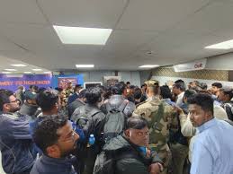 स्टाफ की कमी से इंडिगो की 300 फ्लाइट्स कैंसिल:जयपुर, इंदौर, दिल्ली में हजारों यात्री परेशान