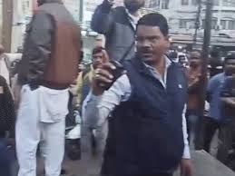 भोपाल में अतिक्रमण हटाने पहुंचे थे अफसर; सामने खड़े होकर व्यापारी ने बनाया वीडियो