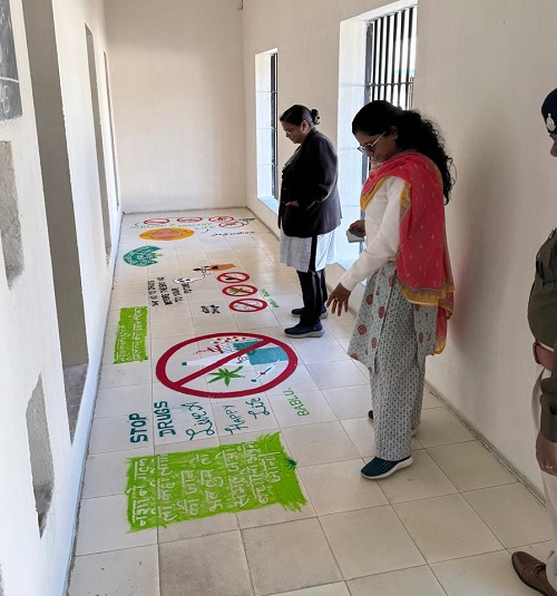 नशा मुक्ति अभियान : रंगोली के माध्यम से नशे से होने वाले दुष्प्रभावों के संबंध में दिया गया संदेश