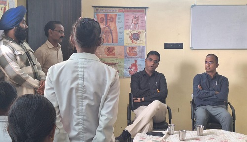 कलेक्टर ने कौशल विकास के ट्रेनिंग कोर्स का अवलोकन किया