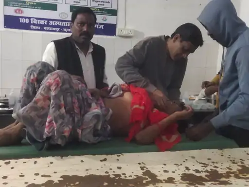 रामानुजगंज में मवेशी को बचाने के चक्कर में बाइक गिरी:अस्पताल की महिला सफाई कर्मचारी घायल