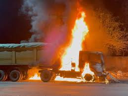 कोरबा में कोयला लदे ट्रेलर में लगी आग:ड्राइवर ने कूदकर बचाई जान, वाहन पूरी तरह जलकर खाक हुआ