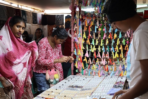 राजिम कुंभ कल्प के सरस मेला में सजी आत्मनिर्भर महिलाओं की मेहनत और हुनर