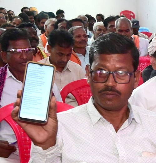 किसान जशवंत साहू ने मोबाईल पर आए मैसेज को दिखाकर जाहिर की अपनी खुशी