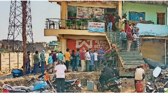 जनता को वेटिंग, होटल-रेस्टोरेंट वालों को धड़ल्ले से सप्लाई, सिलिंडर बुकिंग के नए नियमों का फायदा उठा रहे ‘गैस माफिया’