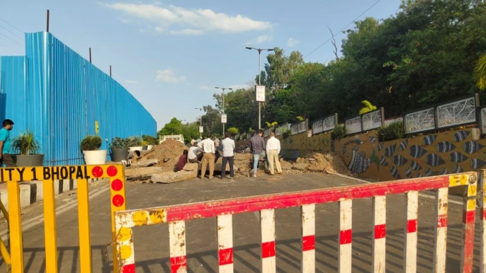 भोपाल नगर निगम की ‘कछुआ चाल’, 30 घंटे बाद भी नहीं सुधरी लोक भवन के पास फूटी पाइपलाइन, पानी के लिए लोग परेशान