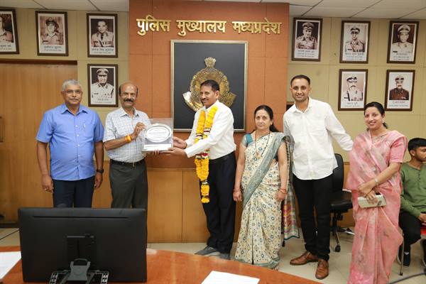 पुलिस मुख्यालय परिवार द्वारा नौसेवानिवृत्‍त कर्मचारियों को भावभीनी विदाई