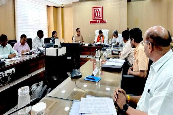 श्रमिक वर्ग कल्याण के लिये बहुमंजिला एलआईजी और ईडब्ल्यूएस आवास निर्मित करें : मंत्री विजयवर्गीय