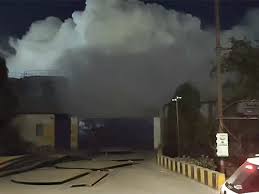 केमिकल फैक्ट्री की पाइपलाइन फटी, धुएं का गुबार उठा