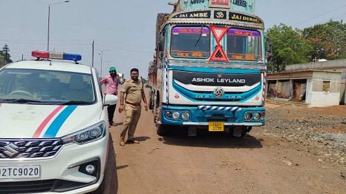 सड़क दुर्घटना को रोकने अवैध पार्किंग एवं यातायात बाधित करने वालों पर की गई कार्रवाई