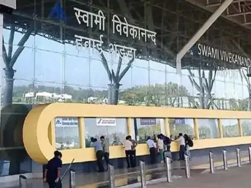 रायपुर एयरपोर्ट के रनवे पर पहुंचा बंदर:लखनऊ-रायपुर फ्लाइट की लैंडिंग के दौरान घटना