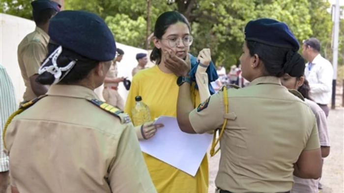 एमपी में NEET UG री-एग्जाम के दौरान दिखी सख्ती: बटन-कलावा काटे, चेन-इयरिंग्स उतरवाए; कई को नंगे पैर देनी पड़ी परीक्षा