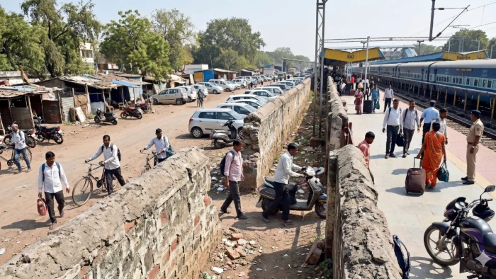 भोपाल स्टेशन के प्लेटफॉर्म-6 पर सुरक्षा में सेंध, दीवार तोड़कर बना लिया रास्ता, बिना चेकिंग सीधे अंदर घुस रहे लोग