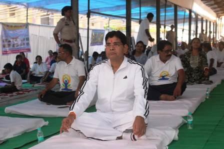 सारंगढ़ में आयोजित योग दिवस कार्यक्रम में शामिल हुए राजस्व मंत्री टंकराम वर्मा