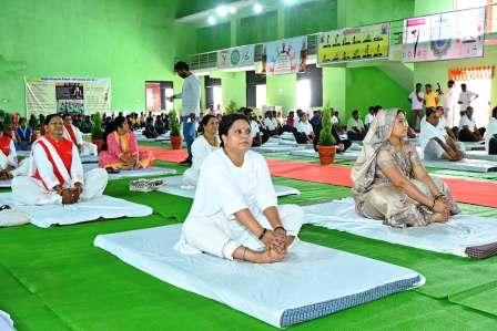 सांसद रूपकुमारी चौधरी के साथ जिलेवासियों ने किया सामूहिक योगाभ्यास