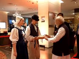PM मोदी स्लोवाकिया पहुंचे, ब्रेड-नमक से स्वागत हुआ