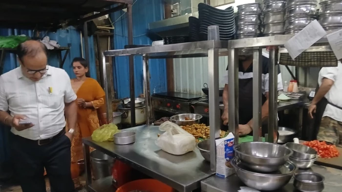 पास्‍ता खाकर बच्‍चे के होंठ, गाल सूज गए, लस्‍सी में मिला कीड़ा, भोपाल में लापरवाही के बाद प्रशासन ने कार्रवाई