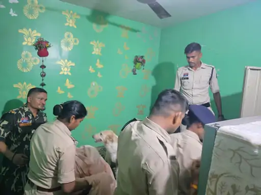 रायपुर पुलिस की सरप्राइज चेकिंग:100 जवानों ने की 200 से ज्यादा मकानों की जांच, चाकूबाजी-लूट होते ही अफसर सड़कों पर निकले