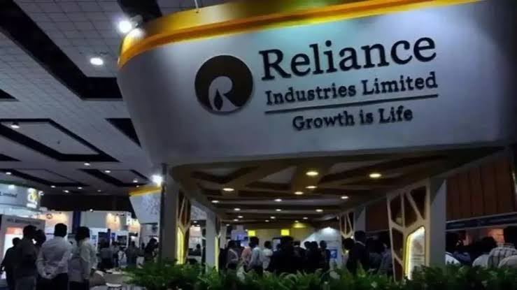बाजार में गिरावट के बीच उछला रिलायंस का शेयर, ब्रोकरेज में लगी टारगेट बढ़ाने की होड़